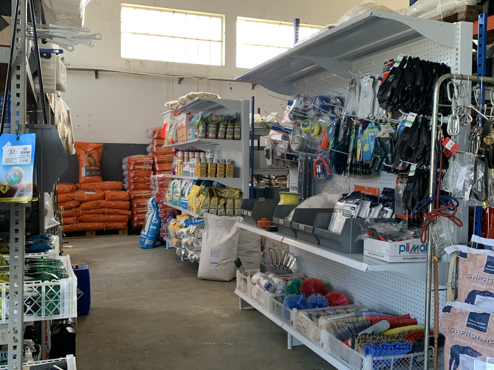 Interior da loja com produtos e acessórios em exposição.